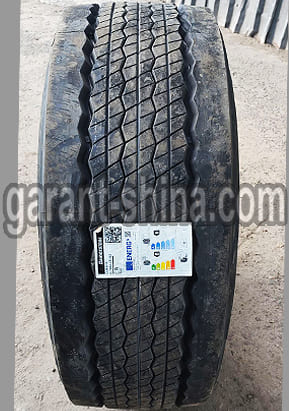 Bridgestone Duravis R-Trailer 002 (прицепная) 385/65 R22.5 160K 20PR - Фото протектора с этикеткой на улице